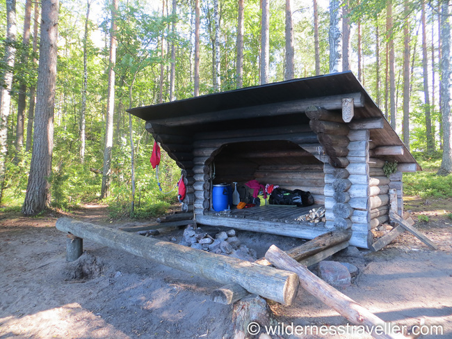 A wooden shelter on Makutsaari